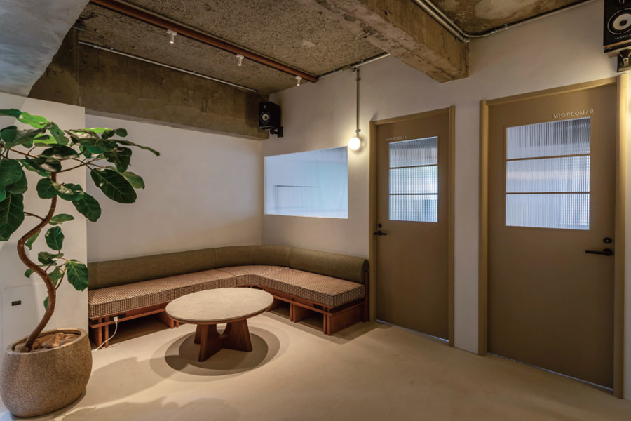 B TRACK LOUNGE
