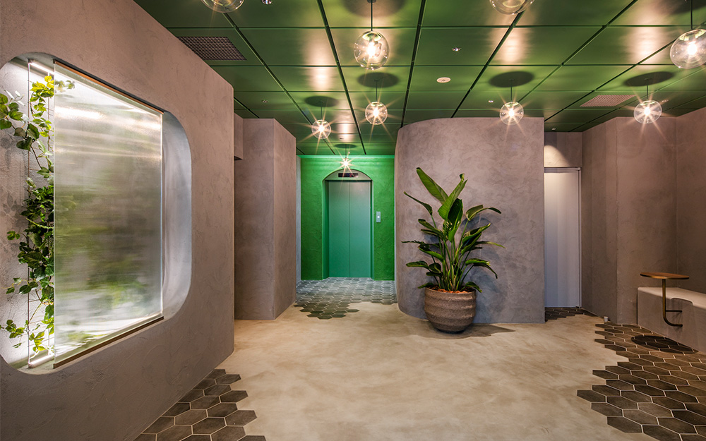 SNUG ENTRANCE