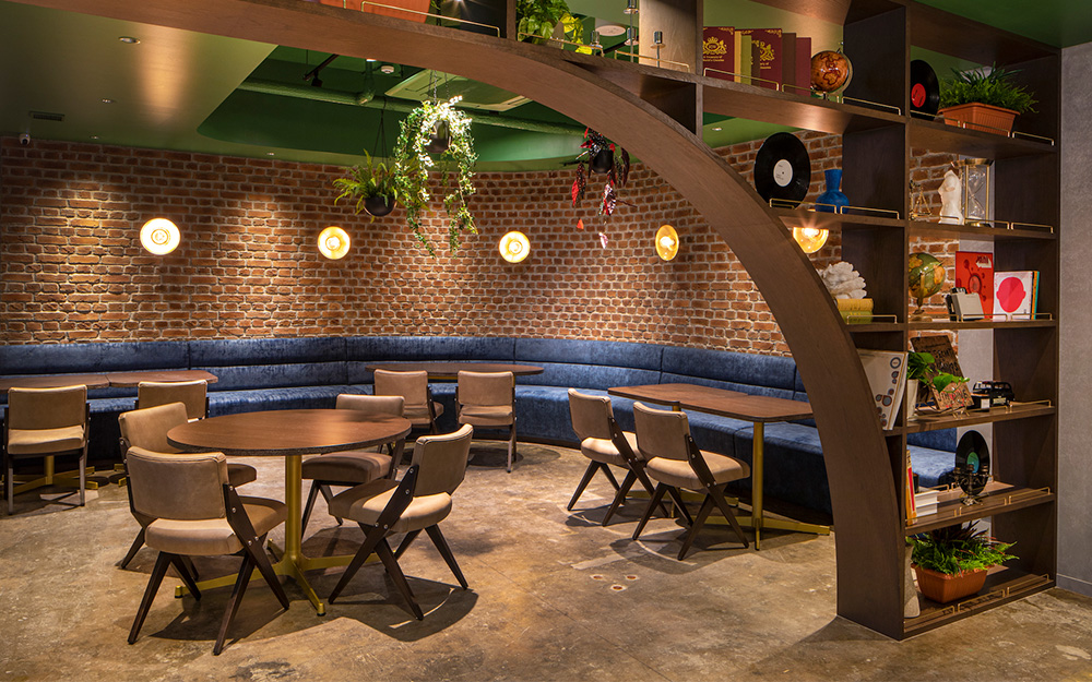 SNUG LOUNGE