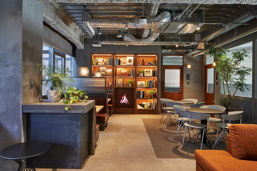 the Folks Lounge