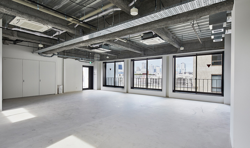 シンプルな躯体現しオフィス