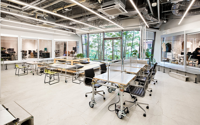 COWORKING & PREMIUM LOUNGE