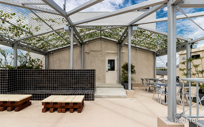B TRACK Rooftop Image