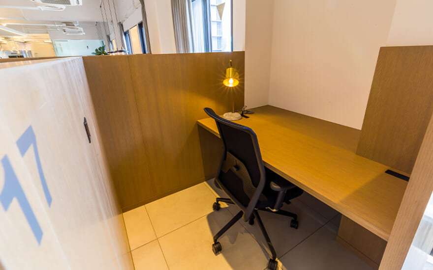 COWORKING-BOOTH DESK AREA