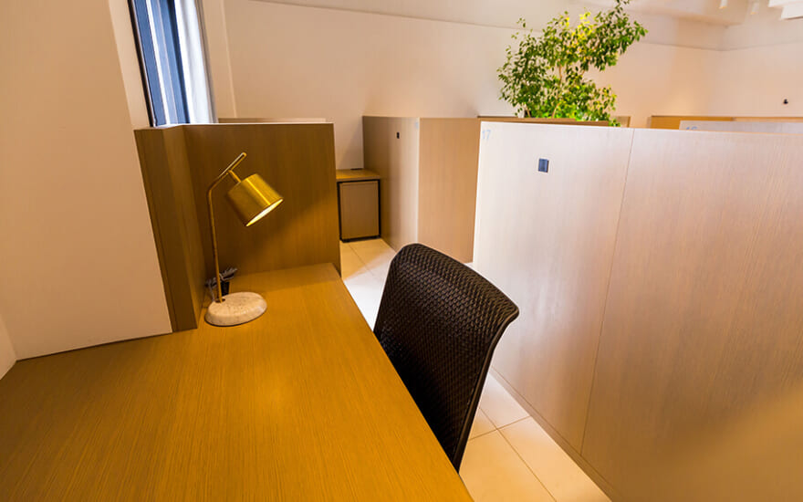 COWORKING-BOOTH DESK AREA